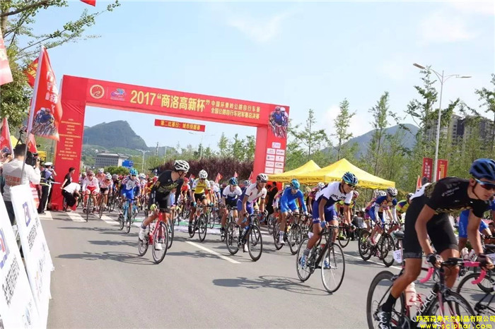2017中國(guó)環(huán)秦賽城市繞圈賽順利舉行，陜西森弗集團(tuán)董事長(zhǎng)金新康為獲獎(jiǎng)選手頒獎(jiǎng)